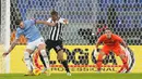 Pemain Lazio Sergej Milinkovic-Savic (kiri) berebut bola dengan pemain Udinese Rodrigo Becao pada pertandingan sepak bola Coppa Italia di Olympic Stadium, Roma, Italia, 18 Januari 2021. Lazio menang dengan skor 1-0. (AP Photo/Andrew Medichini)