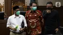 Mantan Wakil Ketua DPR Azis Syamsuddin (tengah) saat jeda sidang lanjutan di Pengadilan Tipikor Jakarta, Senin (13/12/2021). Azis Syamsuddin merupakan terdakwa dugaan suap penanganan perkara korupsi di Lampung Tengah. (Liputan6.com/Helmi Fithriansyah)