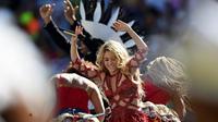 Aksi Shakira saat tampil dalam upacara penutupan Piala Dunia 2014 di Stadion Macarana, Brasil, Senin (14/7/14). (AFP PHOTO/PEDRO UGARTE)