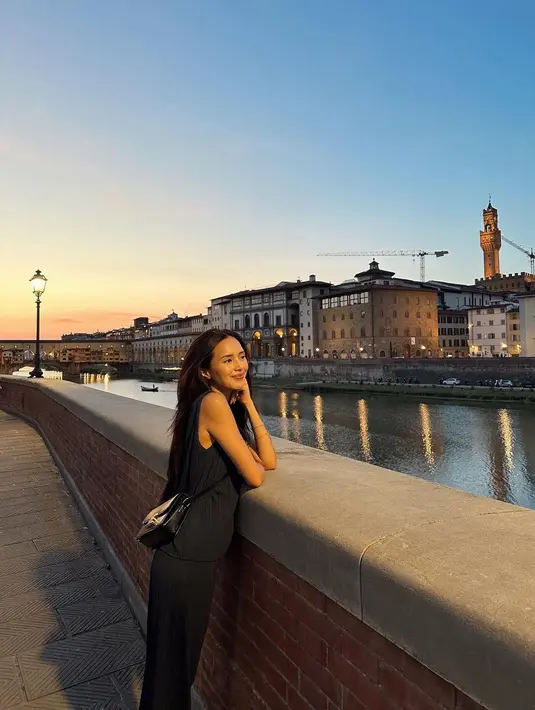 Sedangkan di ini, Beby tampil cantik mengenakan outfit serba hitam. Atasan tanpa lengan dipadunya mengenakan celana panjang dan mini sling bag yang semuanya berwarna hitam. [Foto: Instagram/bebytsabina]