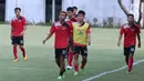 Pemain timnas Laos bersiap melakukan latihan resmi babak penyisihan sepak bola grup A Asian Games 2018 di Lapangan B, Kompleks GBK, Jakarta, Kamis (16/8). Laos akan menantang timnas Indonesia, Jumat (17/8). (Liputan6.com/Helmi Fithriansyah)