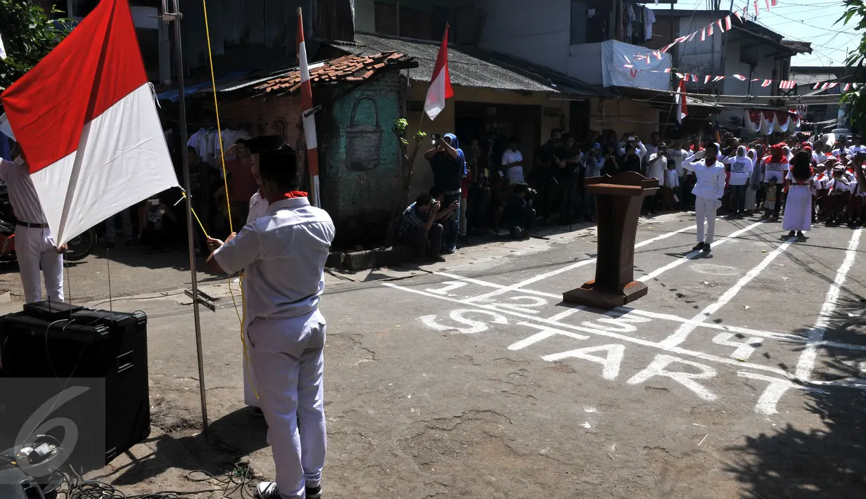 Suasana upacara bendera peringati Hari Kemerdekaan ke 71 di RT 08 Bukit Duri, Manggarai, Jakarta Selatan. Rabu (17/8). Upacara dipimpin langsung oleh Mantan Menko Maritim, Rizal Ramli .(Liputan6.com/Johan Tallo)