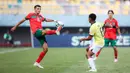 <p>Pemain Timnas Maroko U-17, Ayman Ennair (kiri) mengontrol bola di depan pemain Timnas Ekuador U-17, Elkin Ruiz pada laga kedua Grup A Piala Dunia U-17 2023 di Stadion Gelora Bung Tomo (GBT), Surabaya, Senin (13/11/2023). (Bola.com/Bagaskara Lazuardi)</p>