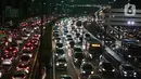 Sejumlah kendaraan terjebak kemacetan di Tol Dalam Kota, Jakarta, Rabu (18/5/2022). Meningkatnya volume kendaraan di Ibu Kota terjadi karena sejumlah pegawai telah kembali kerja dari kantor atau work from office (WFO). (Liputan6.com/Faizal Fanani)