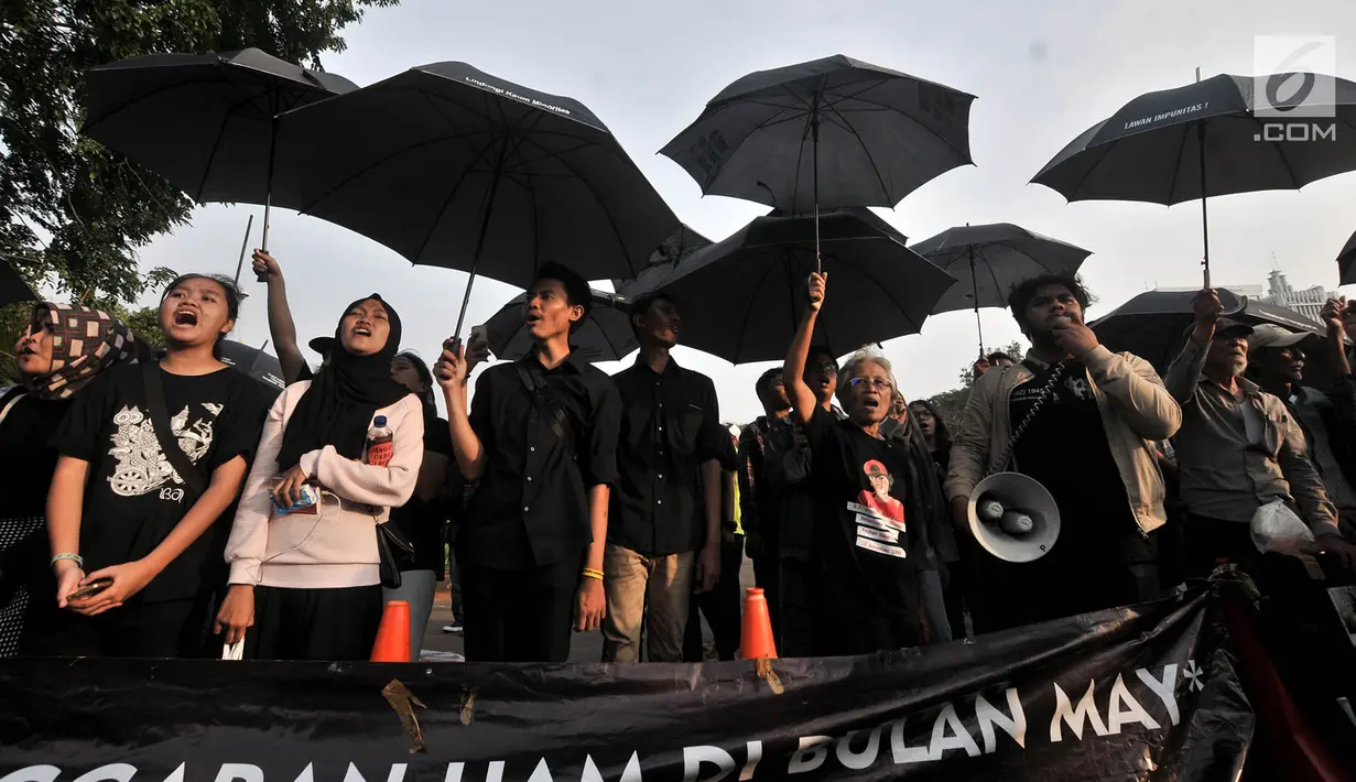 Massa Jaringan Solidaritas Korban untuk Keadilan (JSKK) menggelar Aksi Kamisan di Jakarta, Kamis (2/8). Massa menuntut Presiden Jokowi menugaskan jaksa agung menindaklanjuti berbagai berkas pelanggaran HAM berat masa lalu. (Merdeka.com/Iqbal Nugroho)
