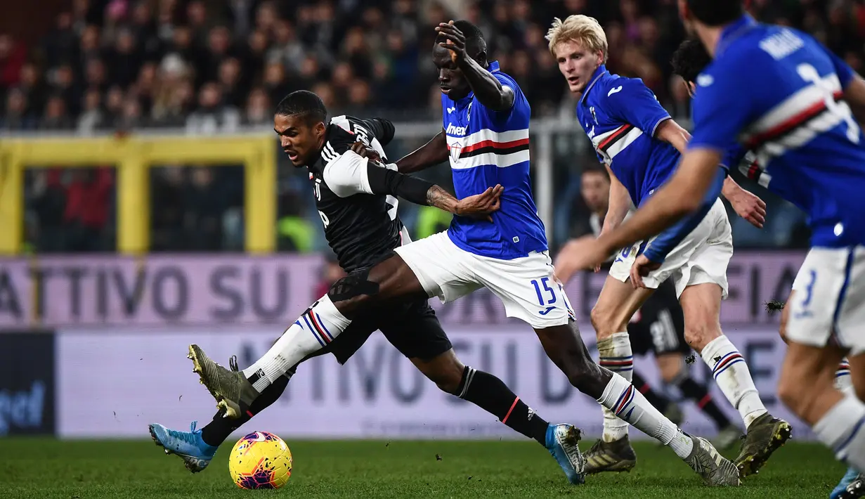 Gelandang Juventus, Douglas Costa  (kiri) membawa bola dari kawalan pemain Sampdoria, Omar Colley  pada pertandingan lanjutan Liga Serie A Italia di stadion Luigi-Ferraris di Genoa (18/12/2019). Juventus menang tipis 2-1 atas Sampdoria. (AFP/Marco Bertorello)