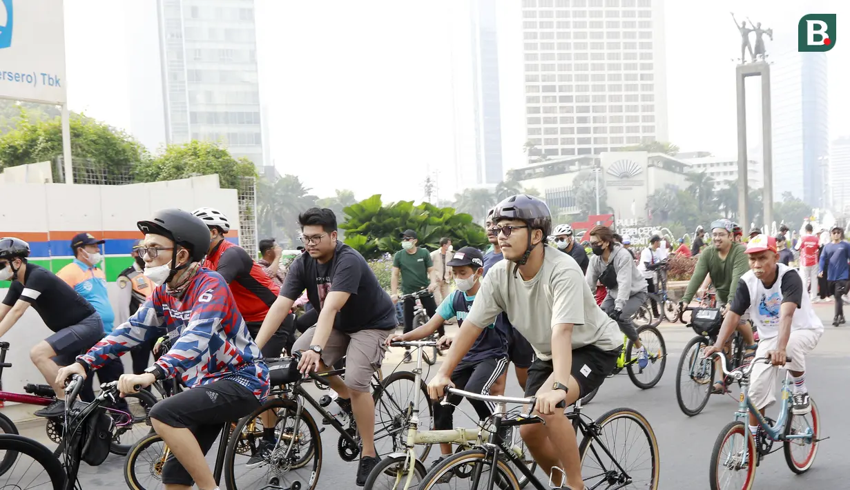 Para peseda melintasi kawasan Bundaran HI Jakarta saat acara Car Free Day atau Hari bebas kendaraan bermotor. (Bola.com/M Iqbal Ichsan)