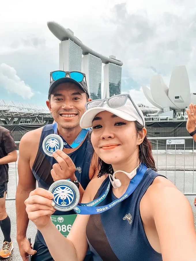Gisella Anastasia dan kekasihnya Rino Soedarjo mengikuti marathon di Singapura. (Foto: Instagram/gisel_la)