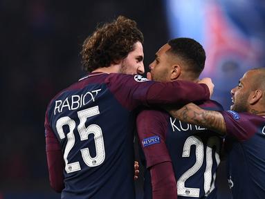 Para pemain PSG merayakan gol yang dicetak Layvin Kurzawa ke gawang Anderlecht pada laga Liga Champions di Stadion Parc des Princes, Paris, Selasa (31/10/2017). PSG menang 5-0 atas Anderlecht. (AFP/Franck Fife)