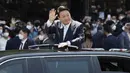 <p>Presiden baru Korea Selatan Yoon Suk-yeol melambai dari mobil setelah Pelantikan Presiden di luar Majelis Nasional, Seoul, Korea Selatan, Selasa (10/5/2022). (Ha Sa-hun/Yonhap via AP)</p>