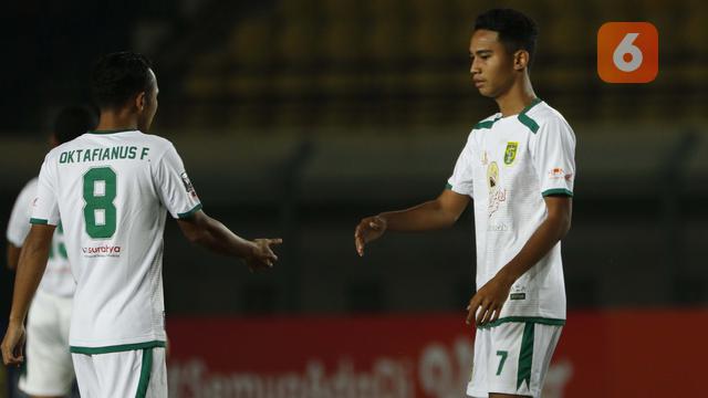 FOTO: Aksi Wonderkid Persebaya Bermain Bersama Kakaknya saat Melawan PS Sleman di Piala Menpora 2021