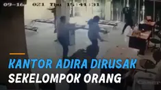 Keempat pelaku bersenjata tajam merusak meja dan sejumlah peralatan kantor di lobi.