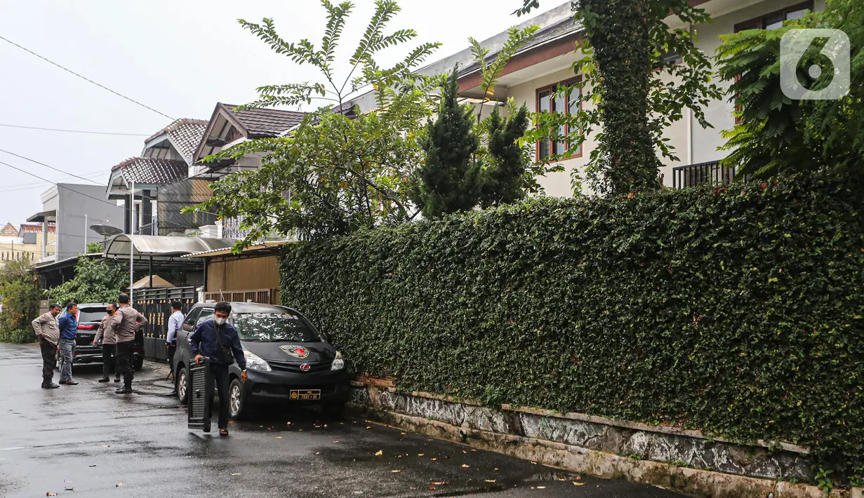 Suasana rumah dinas Kadiv Propam Polri Irjen Ferdy Sambo di Kompleks Polri Duren Tiga, Pancoran, Jakarta Selatan , Rabu (13/7/2022). Brigadir J tewas dalam baku tembak dengan sesama anggota polisi berinisial Bharada E pada Jumat (8/7/2022) sekitar pukul 17.00 WIB. (Liputan6.com/Faizal Fanani)