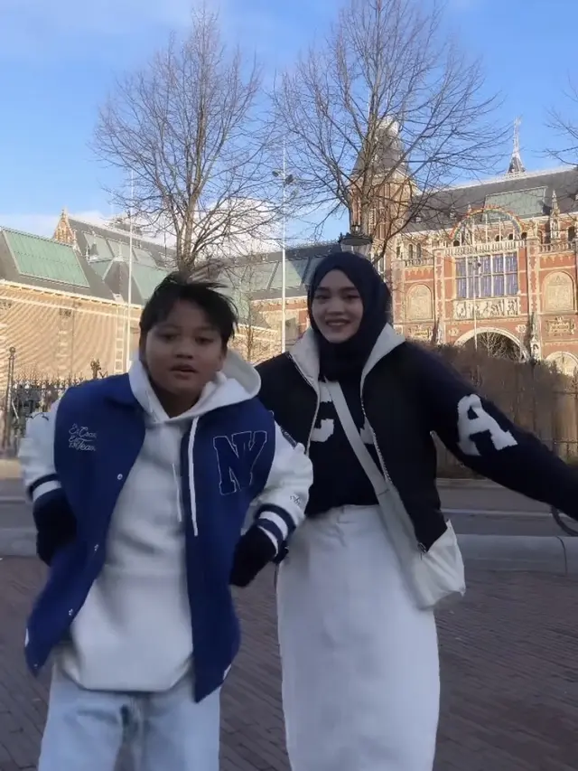 Putri Delina saat ini sedang menikmati masa liburan dengan keluarga di Amsterdam, Belanda