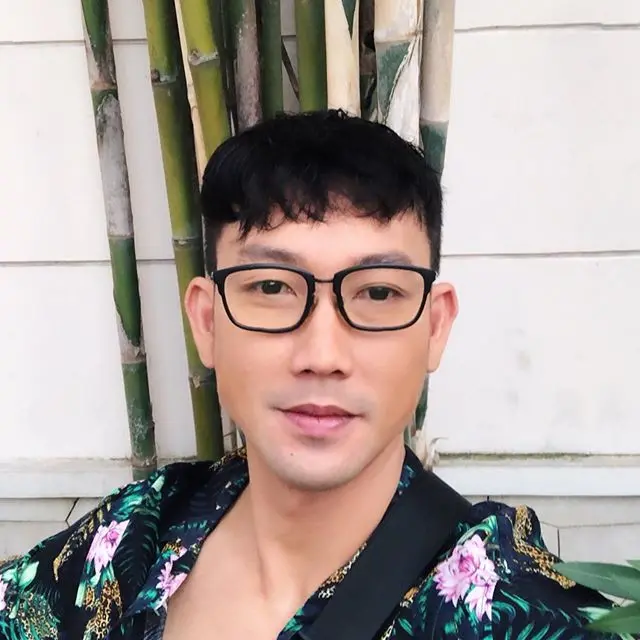 Tampak Lebih Muda Ini 6 Potret Denny Sumargo Usai Cukur Kumis dan Jenggot