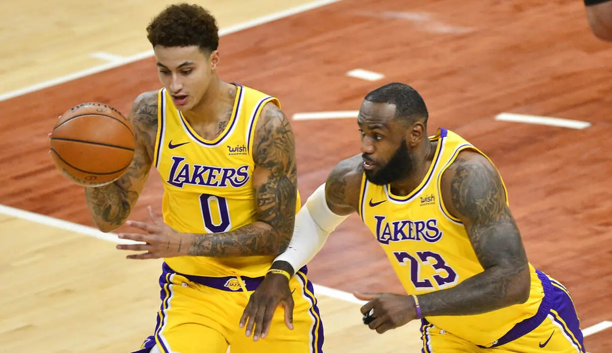 Pebasket Los Angeles Lakers, Kyle Kuzma dan LeBron James saat melawan Memphis Grizzlies pada laga NBA, Rabu (6/1/2021). LA Lakers menang tipis 94-92 atas Grizzlies. (AP Photo/Brandon Dill)