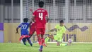 <p>Kiper Timnas Indonesia U-20, Ikram Algiffari (kanan) berusaha membendung bola tendangan pemain Maladewa, Muzdhan Hassan pada laga Kualifikasi Piala Asia U-20 2025 di Stadion Madya, Senayan, Jakarta,&nbsp;Rabu (25/09/2024). (Bola.com/Bagaskara Lazuardi)</p>