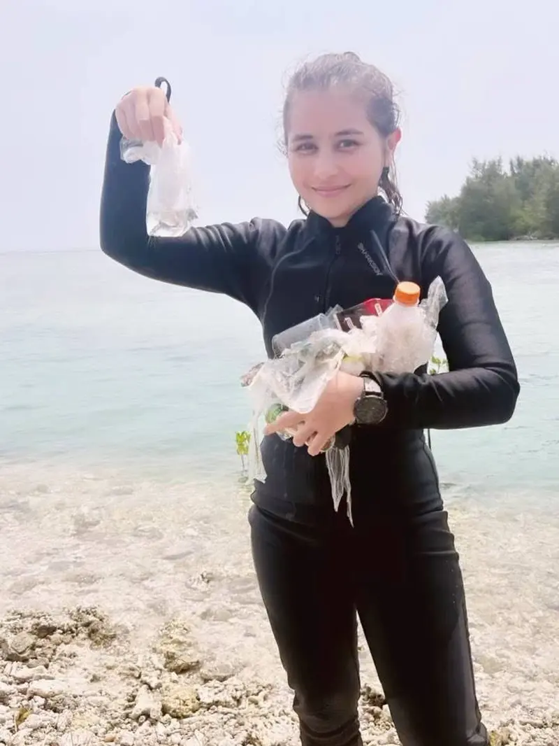 Turut Bersihkan Sampah, Ini 7 Potret Prilly Latuconsina Diving di Pulau Sangiang