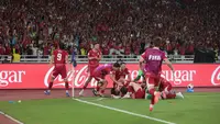 Timnas Indonesia merayakan gol bunuh diri pemain Thailand, Sanron Iklas, pada laga final FIFA ASEAN Cup 2026 di SUGBK, Jakarta, Senin (5-10-2026). (Bola.com/Budy Santoso)