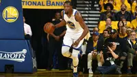 Forward Golden State Warriors, Kevin Durant, mengalami cedera betis kiri dan terancam absen pada gim kedua babak pertama playoff NBA 2017 Wilayah Barat kontra Portland Trail Blazers di Oracle Arena, Kamis (20/4/2017) WIB. (Bola.com/Twitter/BleacherReport)