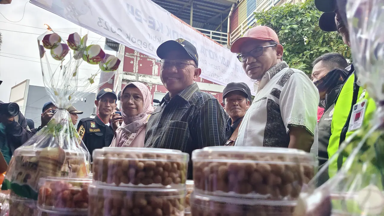 Wali Kota Depok, Mohammad Idris (kemeja kotak), saat meninjau salah satu pedagang di pasar rakyat malam takbiran