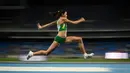 Atlet Brasil, Tania Silva, beraksi dalam final lompat jangkit Kejuaraan Atletik Ibero American yang merupakan test event untuk Olimpiade Rio 2016 di Stadion Olimpiade, Rio de Janeiro, Brasil, (15/5/2016). (AFP/Yasuyoshi Chiba)