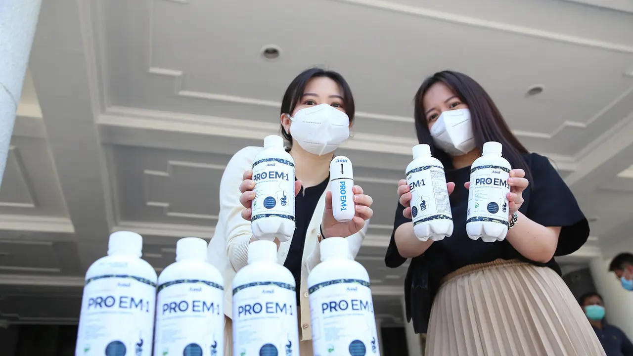 1001 probiotik disumbangkan ke Pemkot Surabaya. (Dian Kurniawan/Liputan6.com)