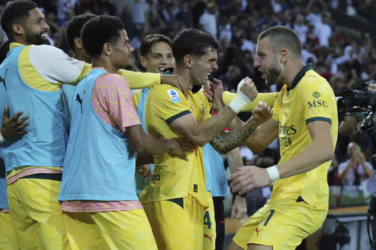 Para pemain AC Milan merayakan gol Christian Pulisic ke gawang Udinese di Bluenergy Stadium pada pekan keempat Serie A 2025/2026, Minggu (21/09/2025). (Andrea Bressanutti/LaPresse via AP)