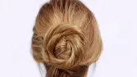 Coba ikuti langkah mudah mengaplikasikan gaya rambut twisted bun yang satu ini. (Foto: Bright Side)
