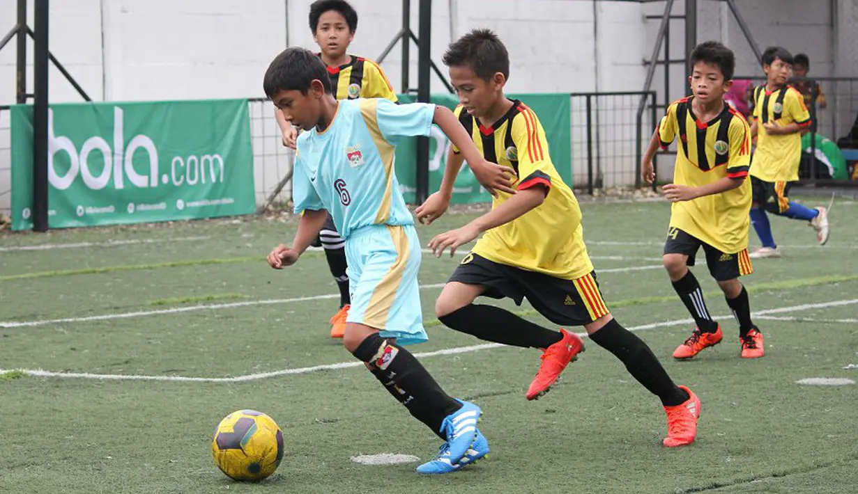 Duel menarik para pesepak bola belia dalam Liga Bola Indonesia yang digulirkan pada Minggu (23/10/2016), di Sabnani Park, Tangerang. (Liga Bola Indonesia)