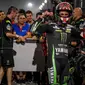 Pembalap Yamaha Tech 3, Johann Zarco merayakan kesuksesannya merebut pole position kualifikasi MotoGP Qatar 2018 di Sirkuit Losail. (Twitter/Yamaha Tech 3)