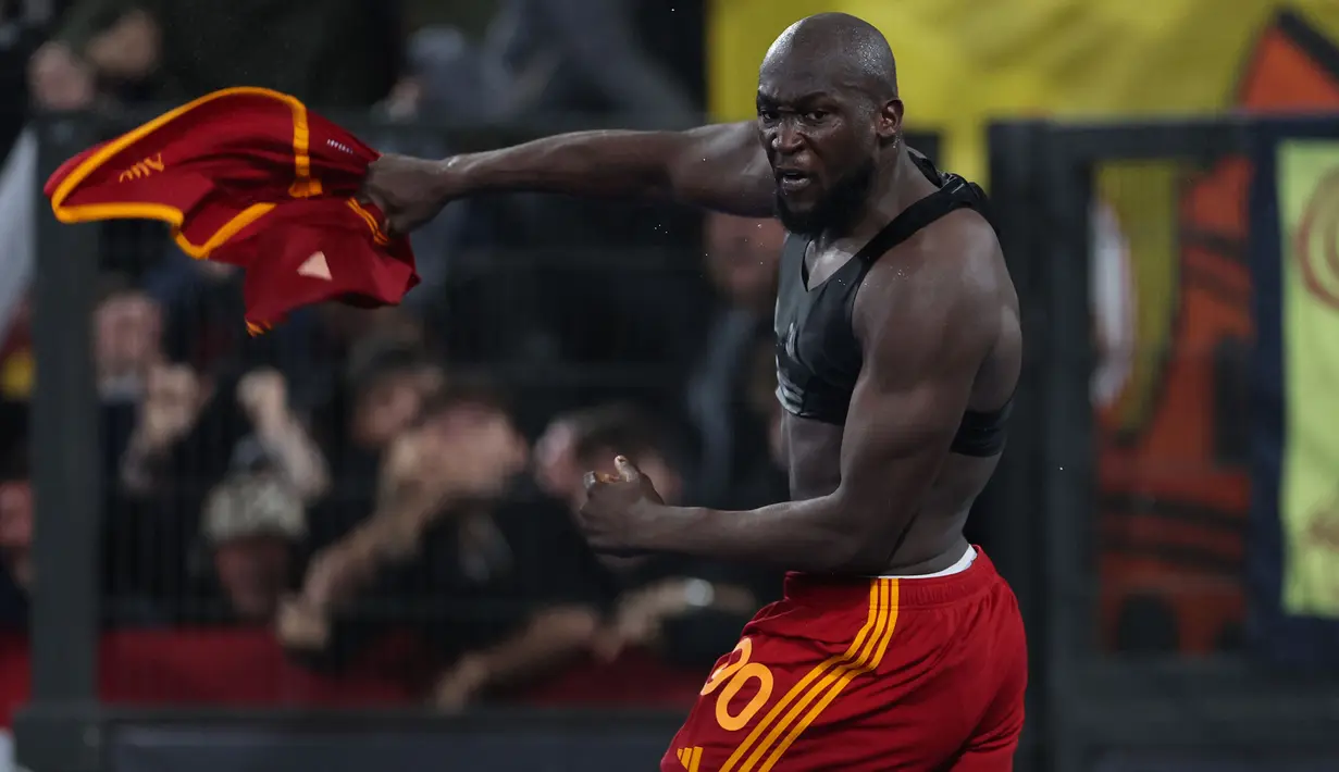 Selebrasi striker AS Roma, Romelu Lukaku setelah mencetak gol kedua timnya ke gawang Lecce pada laga pekan ke-11 Liga Italia 2023/2024 di Olimpico Stadium, Roma, Senin (6/11/2023) dini hari WIB. (AFP/Alberto Pizzoli)