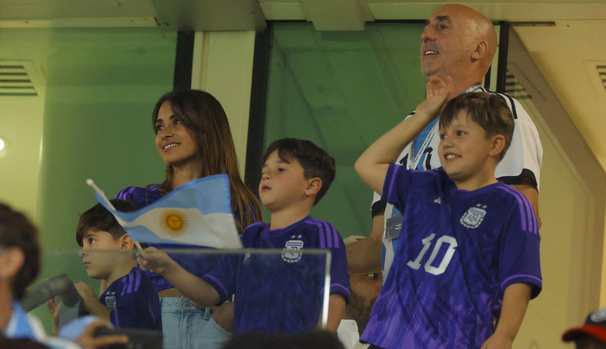 Tak sendiri, Antonella juga ditemani oleh anak-anak dan keluarga besarnya untuk mendukung sang suami, Lionel Messi. (AP/Odd Andersen)