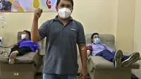 Penyintas COVID-19 berpose usai melakukan donor plasma konvalesen di PMI DKI Jakarta, Selasa (19/1/2021). Hasil dari plasma konvalesen tersebut nantinya akan ditransfusikan ke tubuh pasien positif COVID-19 untuk membantu penyembuhan. (Liputan6.com/Herman Zakharia)