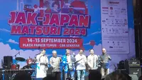 Jak-Japan Matsuri 2024 dibuka secara simbolis dengan menggoyangkan angklung secara serentak. (Liputan6/Siti Syafania Kose)