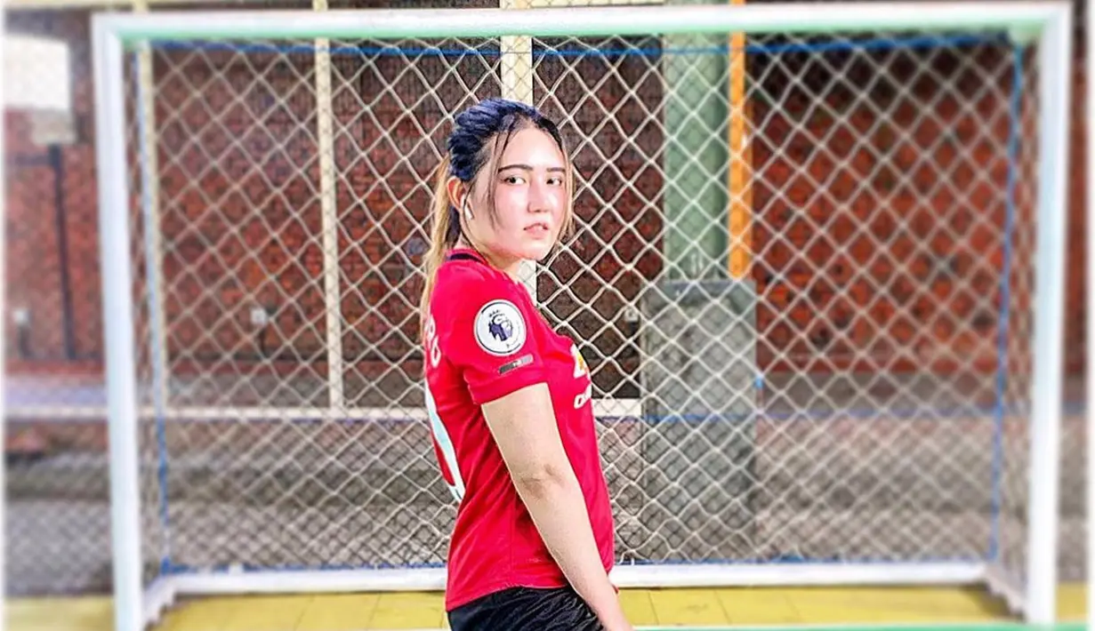 Perempuan asal Sidoarjo memang sangat menyukai sepak bola. Tidak heran jika kamu kerap menemukan foto Via Vallen bergaya bak pemain sepak bola profesional lengkap dengan memakai jersey Manchester United. Gaya Via saat pakai jersey MU ini curi perhatian. (Liputan6.com/IG/@viavallen)