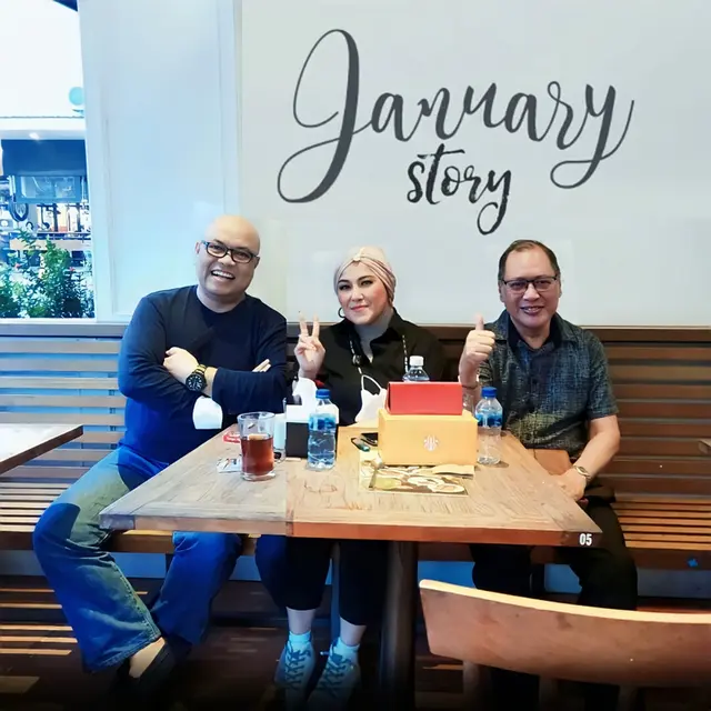 Nella Regar dan YouTuber Henry CH