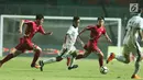 Pemain sayap Indonesia U-23, Osvaldo Haay (kedua kiri) mencoba menembus kawalan pemain Korea Utara pada laga PSSI Anniversary Cup 2018 di Stadion Pakansari, Kab Bogor, Senin (30/4). Laga berakhir imbang 0-0. (Liputan6.com/Helmi Fithriansyah)