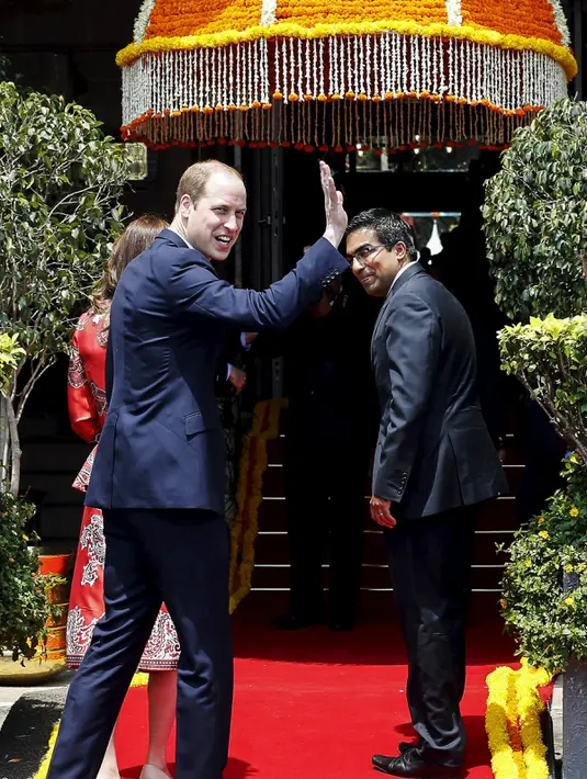 Pangeran William dan istrinya Kate Middleton Duchess of Cambridge melambaikan tangan saat akan memasuki hotel Taj Mahal Palace, Mumbai , India , 10 April 2016. Kate Middleton mengenakan busana khas india. (REUTERS / Danish Siddiqui)