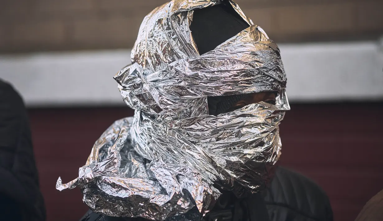 Beberapa hanya mengenakan hoodies dan tanpa sarung tangan. (AP Photo/Andres Kudacki)