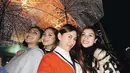 Nagita Slavina, Caca Tengker, Syahnaz Sadiqah, hingga Nisya terlihat sedang mengunjungi Jepang. Sebagai keluarga, mereka pun tampil kompak. @syahnazs.