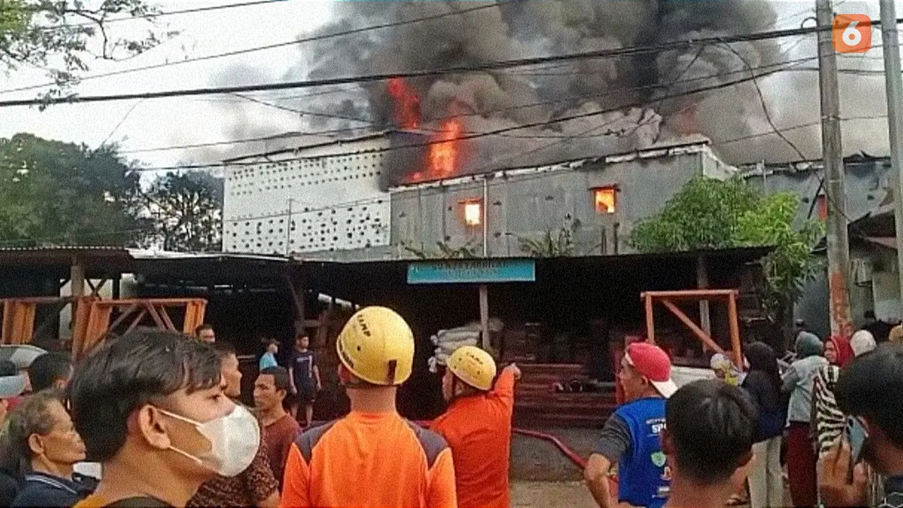 Kebakaran Gudang Plastik Maros (Liputan6.com/Fauzan)