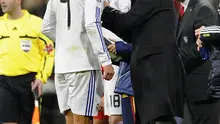 Pelatih  Real Madrid Jose Mourinho (kanan) berbicara dengan penyerang Cristiano Ronaldo selama bertandign melawan Sevilla pada La Liga Spanyol di stadion Santiago Bernabeu pada 19 Desember 2010. (AFP/Pierre-Philippe Marcou)