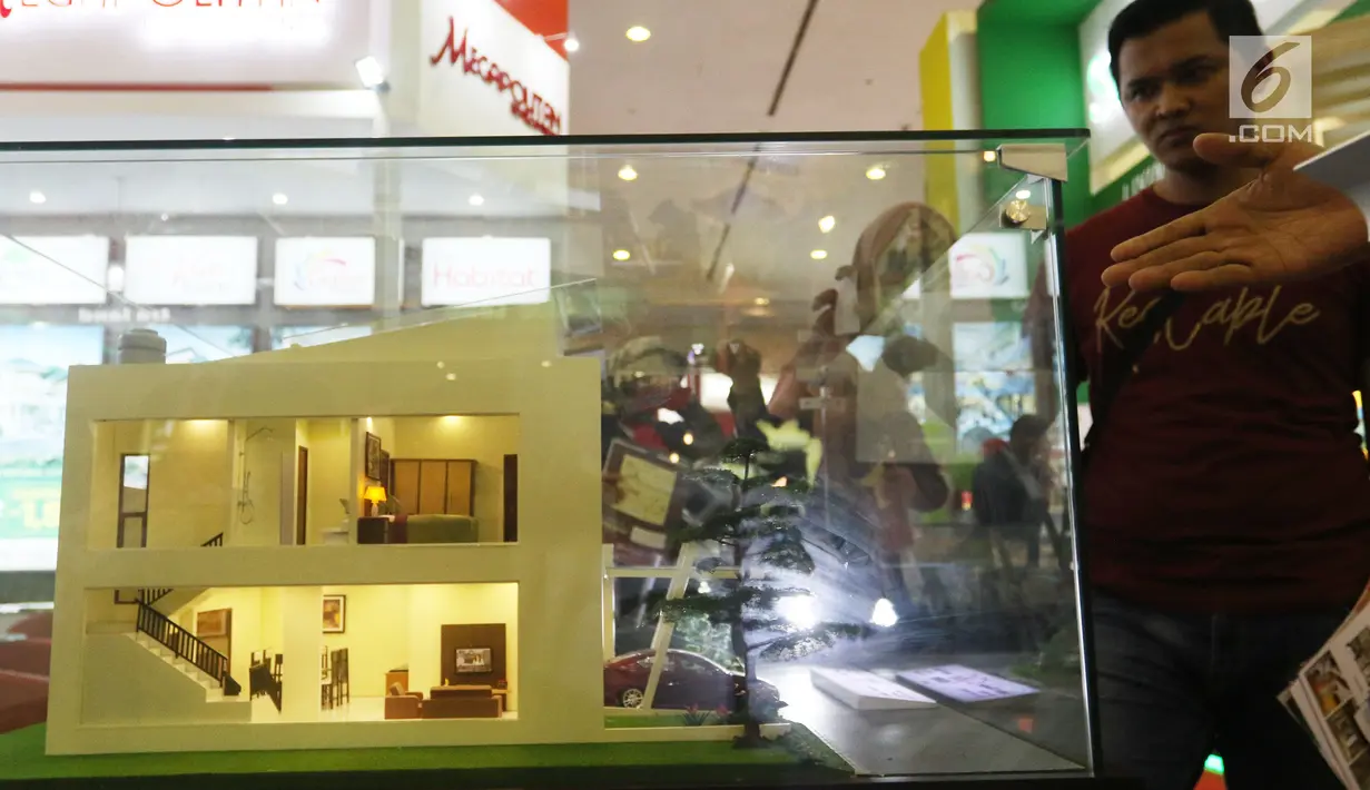 Pengunjung mengamati site plan pembangunan perumahan dalam Pameran Indonesia Property Expo (IPEX) 2018 di Jakarta, Sabtu (3/3). Pameran perumahan tahunan itu menghadirkan 868 proyek perumahan dari 152 pengembang di Indonesia. (Liputan6.com/Angga Yuniar)