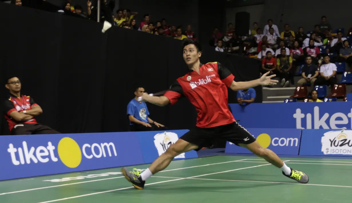 Pebulutangkis PB Djarum, Shesar Hiren mengembalikan kok kearah pebulutangkis SGS PLN Bandung, Anthony Ginting pada Kejurnas Beregu Campuran di Britama Arena, Jakarta, Kamis (20/12). Shesar berhasil mengalahkan Anthony. (Bola.com/Yoppy Renato)
