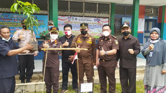 Kajari Garut Neva Susanti melakukan penanaman bibit tanaman selepas deklarasi anti perundungan di SMPN 1 Cibalong, Garut, Jawa Barat beberapa waktu lalu.