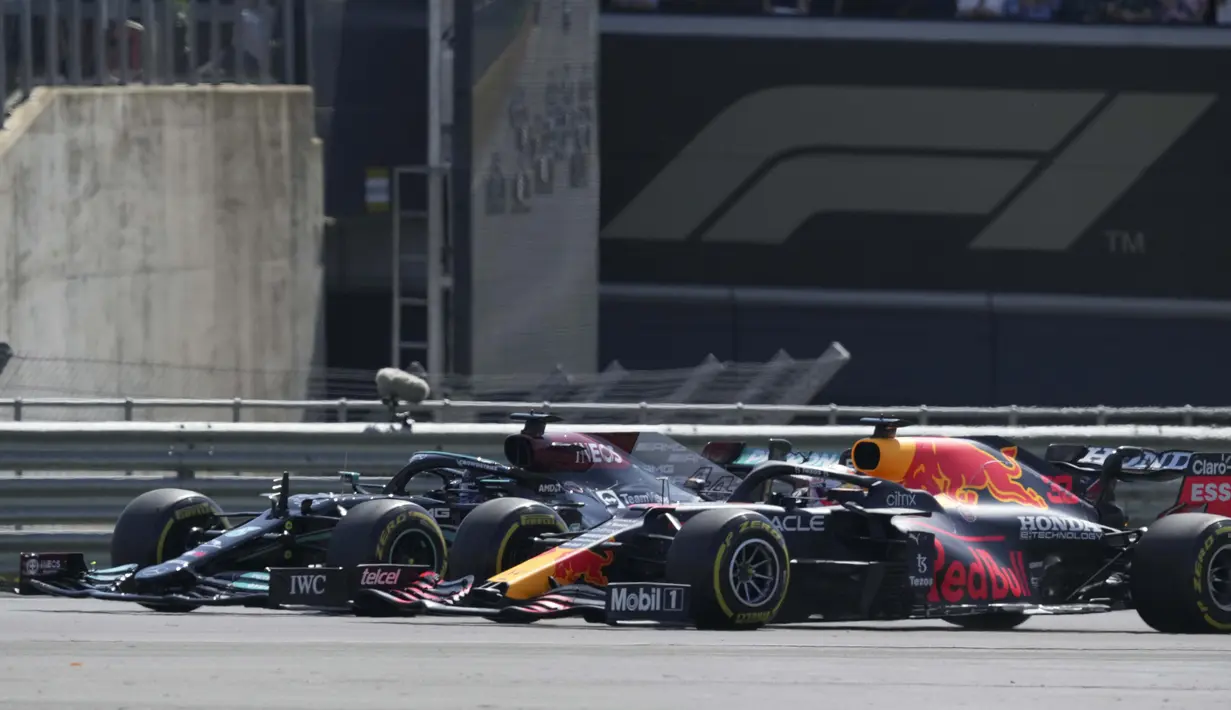 Namun pada lap pertama, kedua pembalap terlibat insiden. Max Verstappen dan Lewis Hamilton bersenggolan di sektor Copse. Imbasnya mobil Verstappen melintir keluar dan menabrak bantalan ban pembatas sirkuit. (Foto: AP/Jon Super)