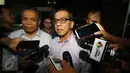 Emirsyah Satar memberikan keterangan pada awak media usai diperiksa KPK, Jakarta, Jumat (17/2). Emirsyah dalam perkara ini diduga menerima suap 1,2 juta euro dan 180 ribu dolar AS atau senilai total Rp20 miliar. (Liputan6.com/Helmi Afandi)