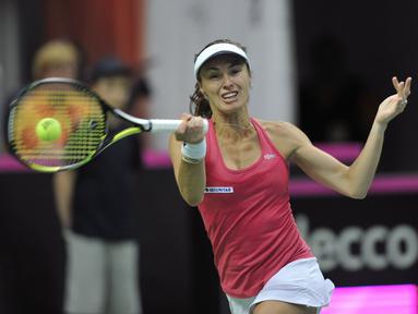 Martina Hingis saat kembali memperkuat Swis di Piala Federasi (Fed Cup) melawan Polandia di Zielona Gora, Polandia. Minggu (19/4). (AFP PHOTO/PIOTR HAWALEJ)