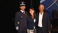 Pelatih Persela, Sutan Harharah, berfoto dengan istri dan putranya Ciro Ferrara yang sukses menjadi pilot. (Bola.com/Fahrizal Arnas) 